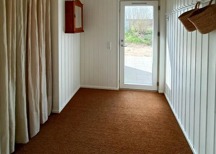 Elegant Minimalism In Near Vejle Fjord Feriehus *